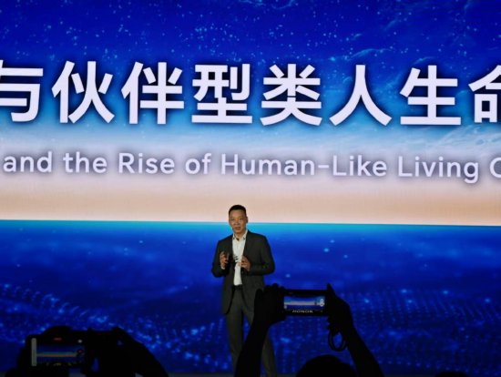 直击WAIC丨荣耀CEO李健：AI的演进必将脱离冰冷的工具属性，全面迈向伙伴型的类人生命体