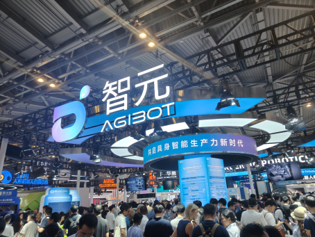 WAIC直击 | 智元展台人气爆棚！远征A3 Ultra摘得镇馆之宝，观众排队合影“摸鱼”机器人