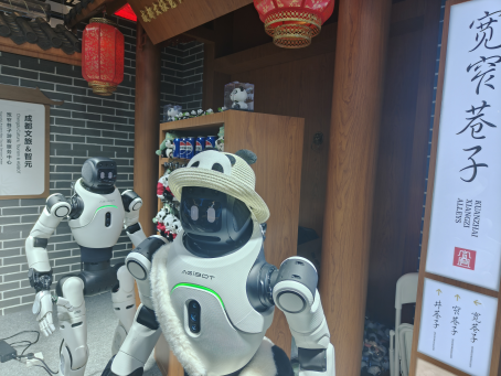 WAIC直击 | 智元展台人气爆棚！远征A3 Ultra摘得镇馆之宝，观众排队合影“摸鱼	”机器人